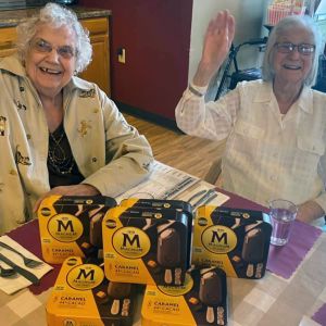 Friendly faces greet you at the Emerald Ridge of Neenah dining room