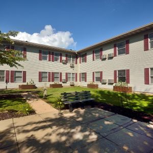 Emerald Ridge of Neenah courtyard