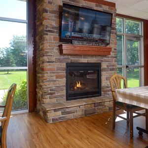 Emerald Ridge of Neenah dining room with fireplace